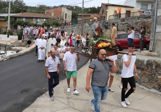 Imagen de la procesión celebrada en La Puebla de San Medel en honor a San Pedro.