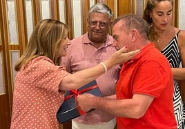 Carmen Ávila, alcaldesa de Peñaranda de Bracamonte, recibe el obsequio de manos de Francisco Fiallegas, presidente de la asociación de mayores San Miguel