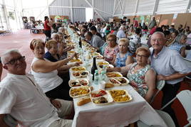 Vecinos del barrio de Buenos Aires disfrutando de la comida.