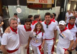 Jesús Mesonero, segundo por la izquierda, junto a otros amigos salmantinos en las fiestas de San Fermín.