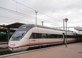 Uno de los trenes con destino a Madrid en la estación de tren de Salamanca
