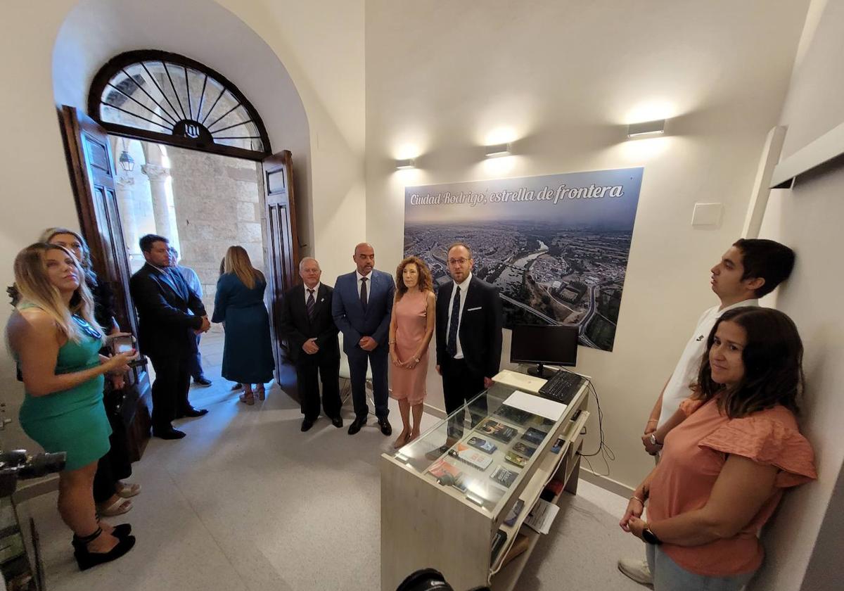 El equipo de gobierno en la nueva Oficina municipal de Turismo de Ciudad Rodrigo