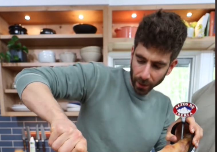 Dos americanos incendian las redes españolas tras un vídeo intentando cortar jamón