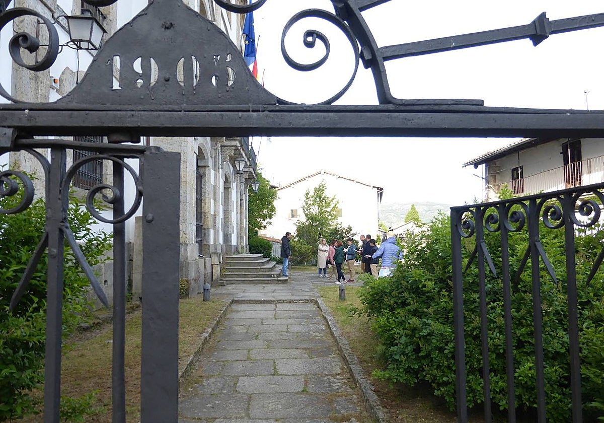 Acceso al jardín del Ayuntamiento de Candelario, donde se ubicará el punto de información turística.