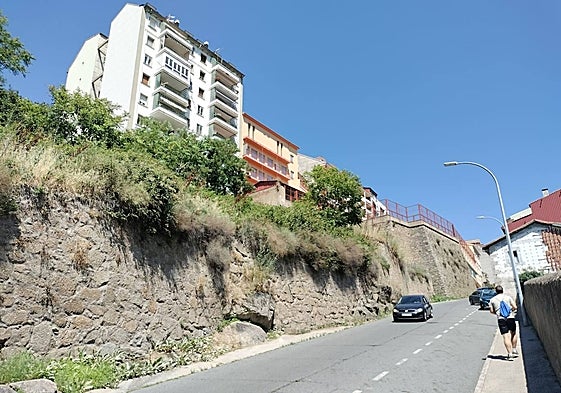 Imagen de un solar en la bajada de Las Olivillas junto a bloques de viviendas e incluso un colegio.