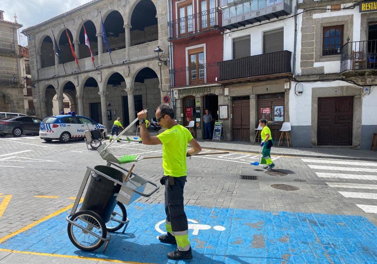 Trabajadores del servicio municipal de limpieza, ayer en la Plaza Mayor.