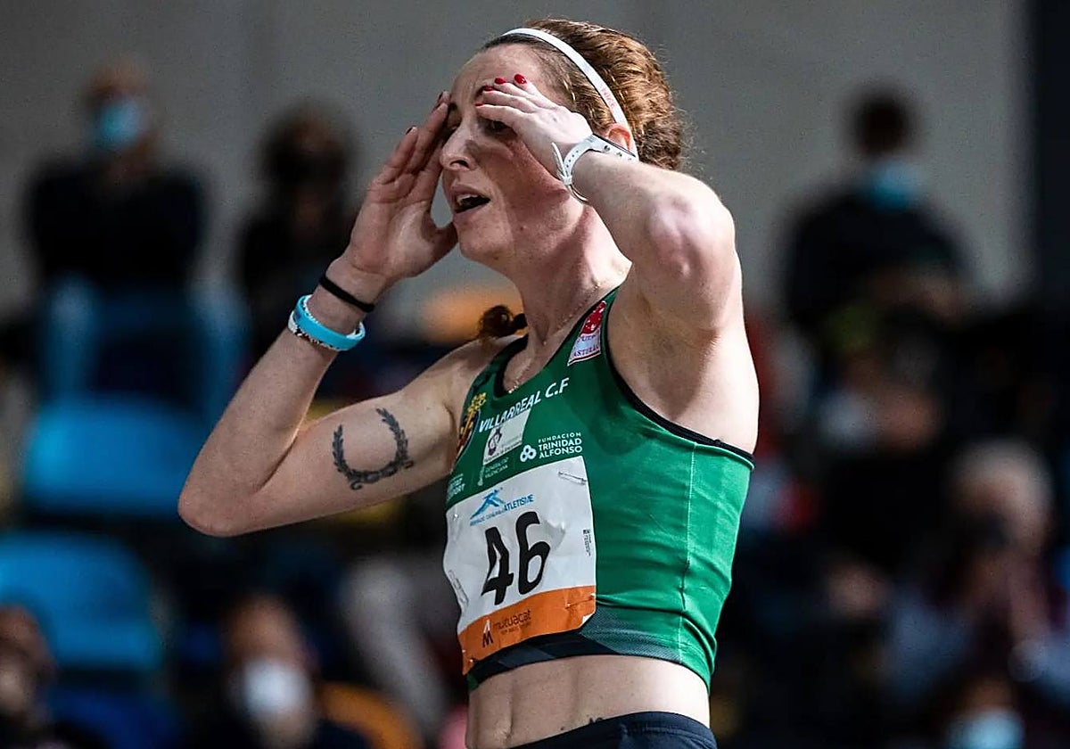 Lorena Martín se lleva las manos a la cabeza tras finalizar una carrera en una imagen de archivo.