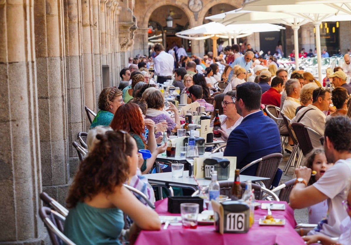 Salmantinos disfrutando del buen tiempo en las terrazas de la Plaza Mayor.