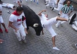 Un mozo es volteado en la bajada al callejón de la plaza de toros