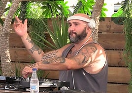 El DJ Kiko Rivera pinchando música en una fiesta