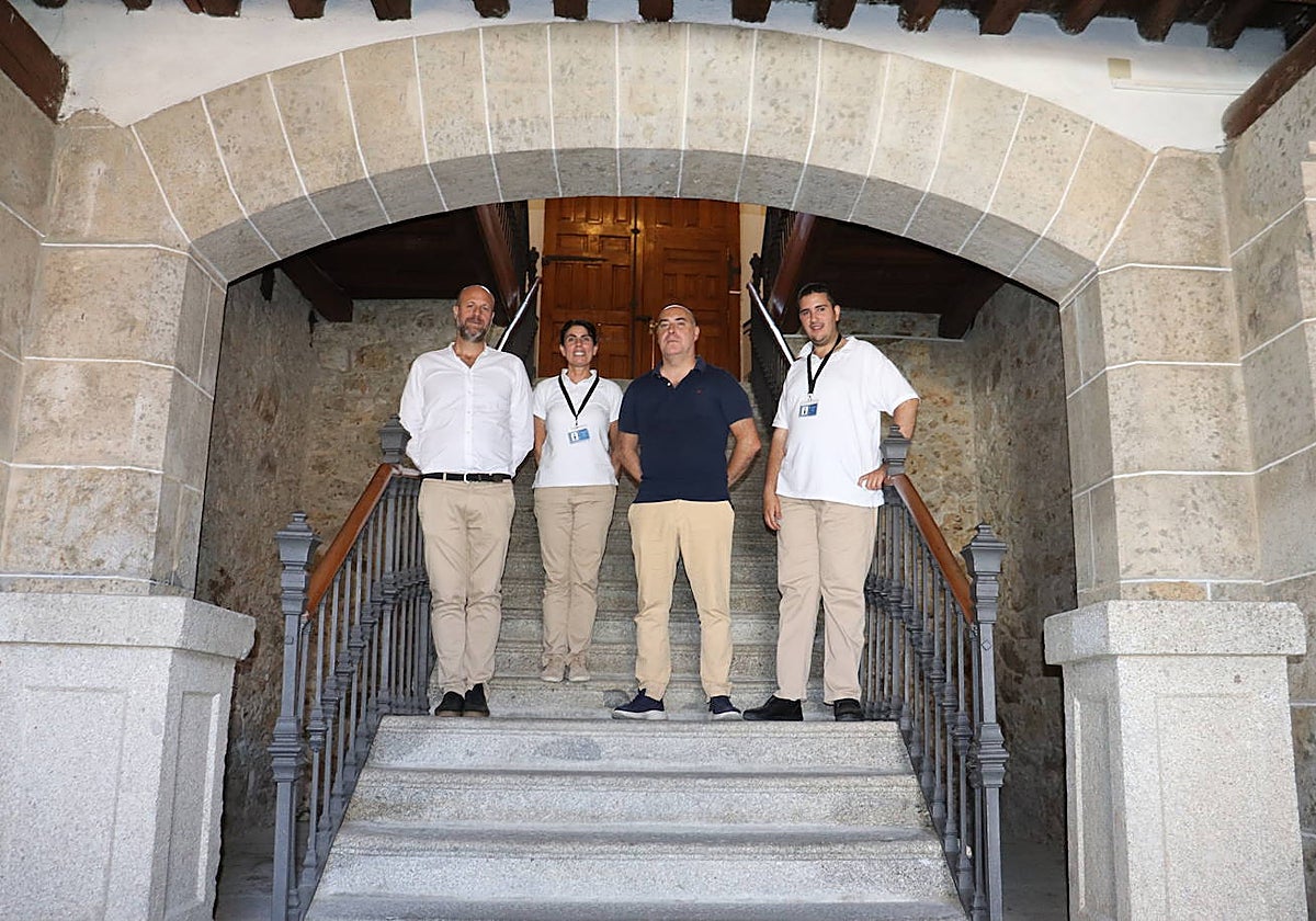 Javier Conesa, Silvia Blasco, Roberto Lana y Juan Manuel Barruelo, en la escalinata de acceso a la planta alta de la Casa Consistorial.
