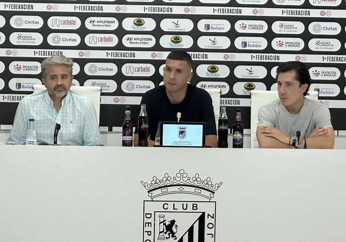 Presentación con el Badajoz del ex del Salamanca Carrasco