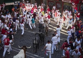 Los miura enfilan la calle Mercaderes de Pamplona