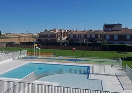 Imagen del nuevo recinto dedicado a las piscinas municipales de Villares que abrirá sus puertas mañana.