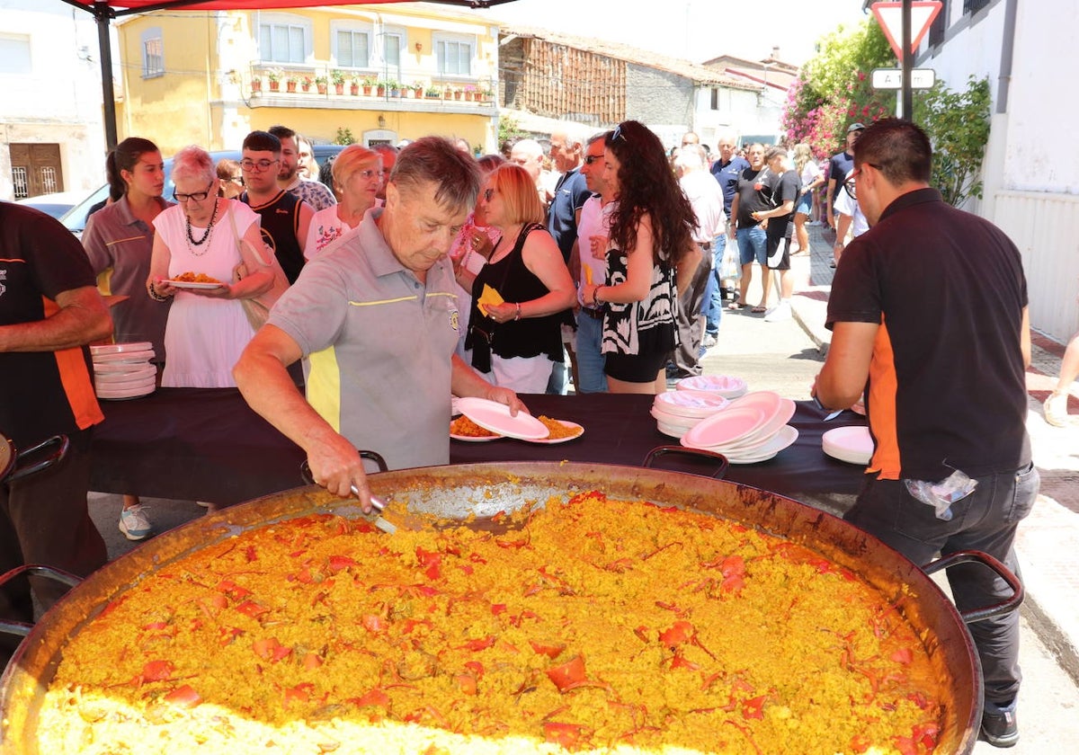 Campillo de Salvatierra vive la fiesta de día y de noche