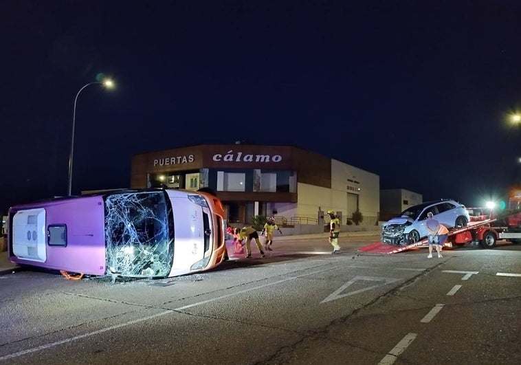 Dos heridos leves en un aparatoso choque entre un turismo y un minibus en Carbajosa