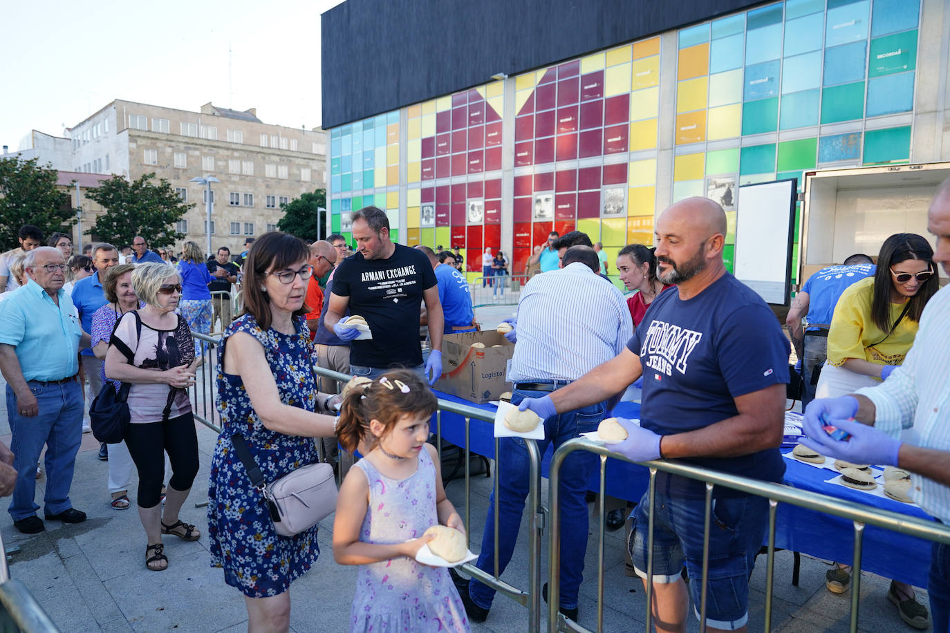 Así ha sido el reparto de hamburguesas gratuitas en defensa de la ganadería
