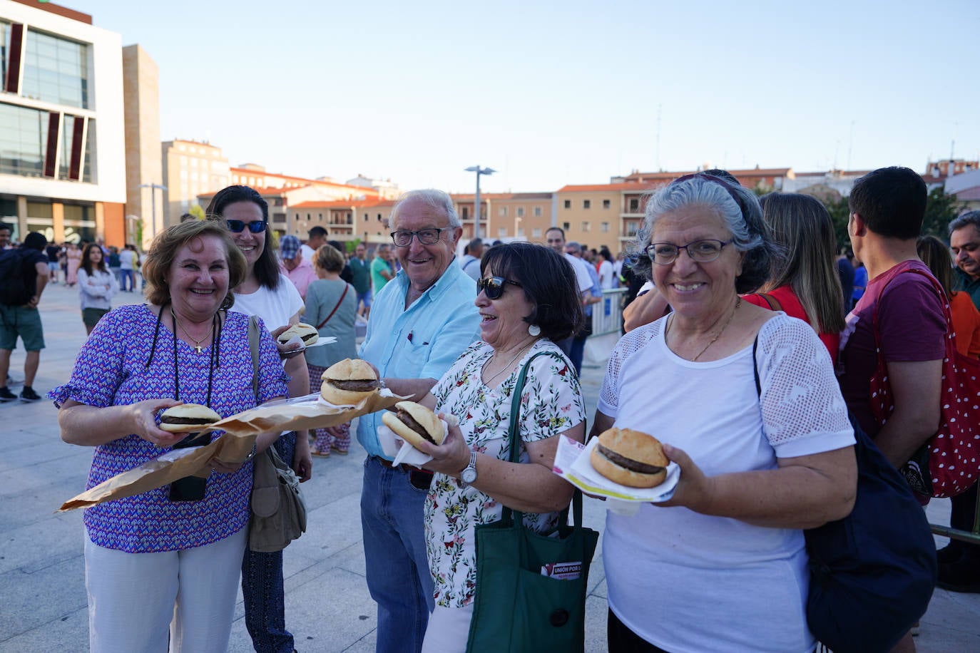 Así ha sido el reparto de hamburguesas gratuitas en defensa de la ganadería