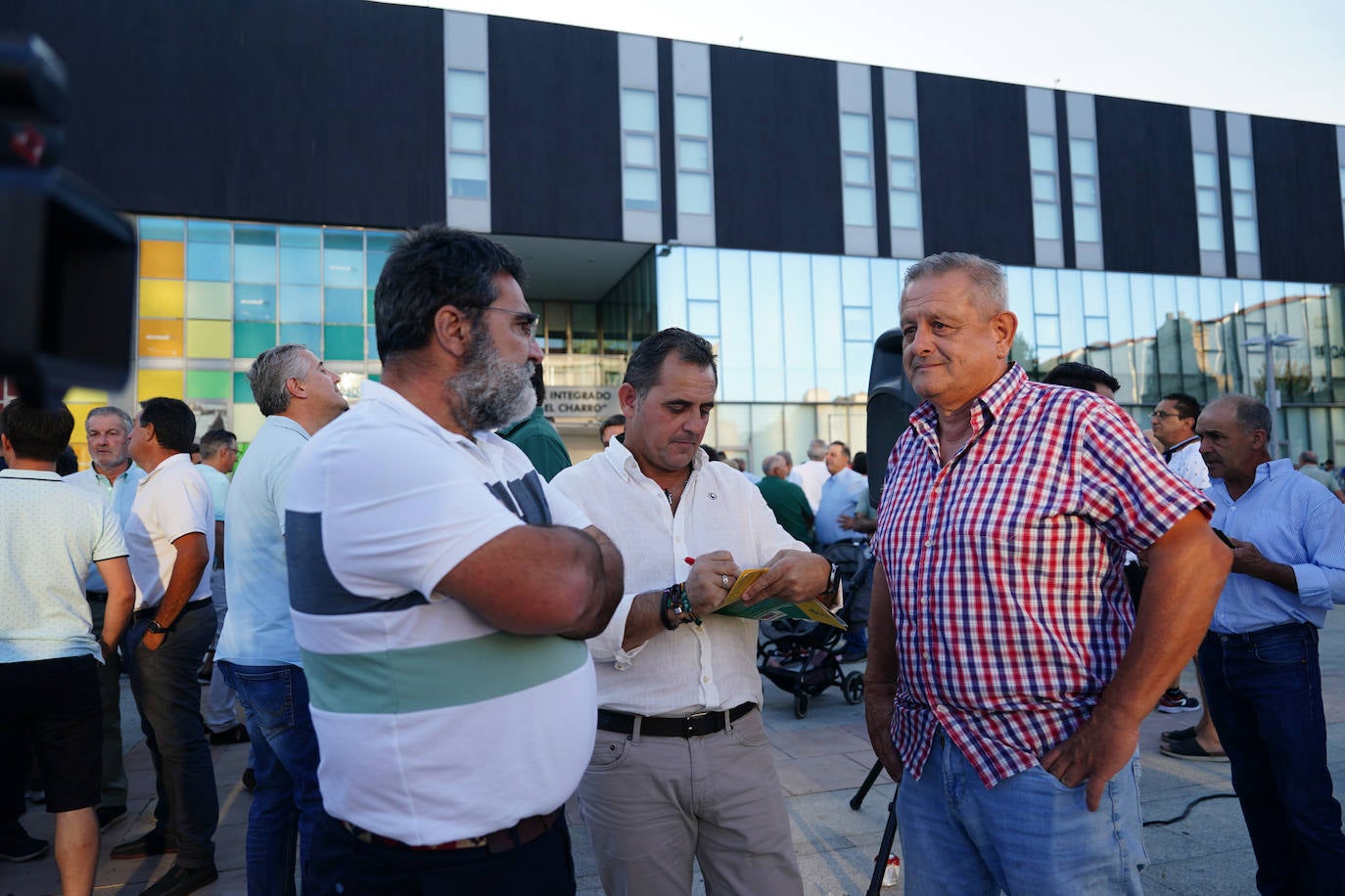 Así ha sido el reparto de hamburguesas gratuitas en defensa de la ganadería