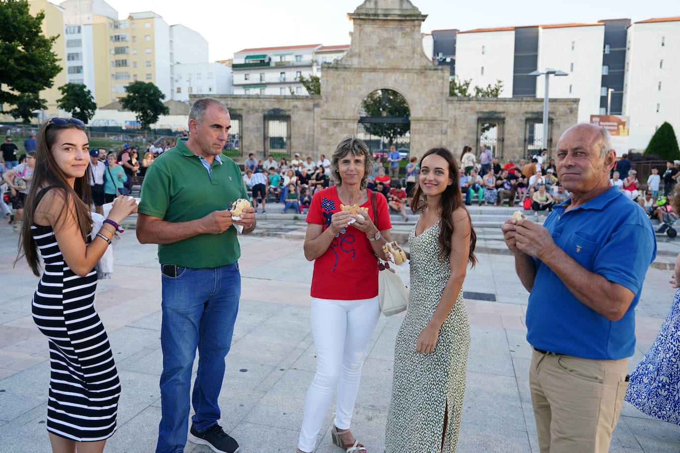 Así ha sido el reparto de hamburguesas gratuitas en defensa de la ganadería