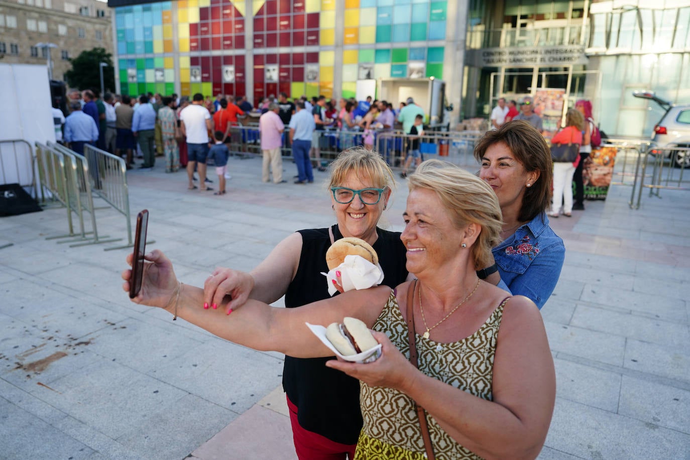 Así ha sido el reparto de hamburguesas gratuitas en defensa de la ganadería