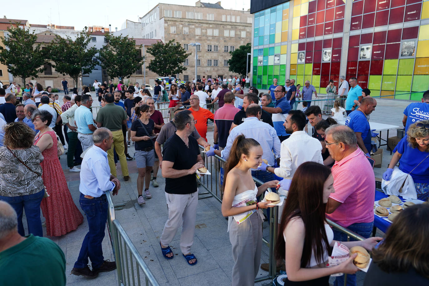 Así ha sido el reparto de hamburguesas gratuitas en defensa de la ganadería