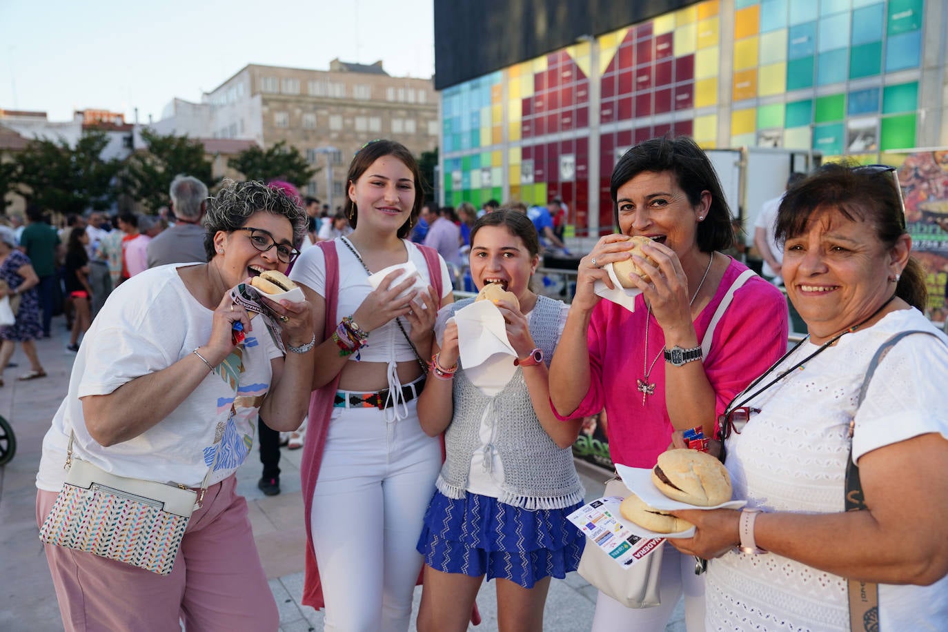 Así ha sido el reparto de hamburguesas gratuitas en defensa de la ganadería