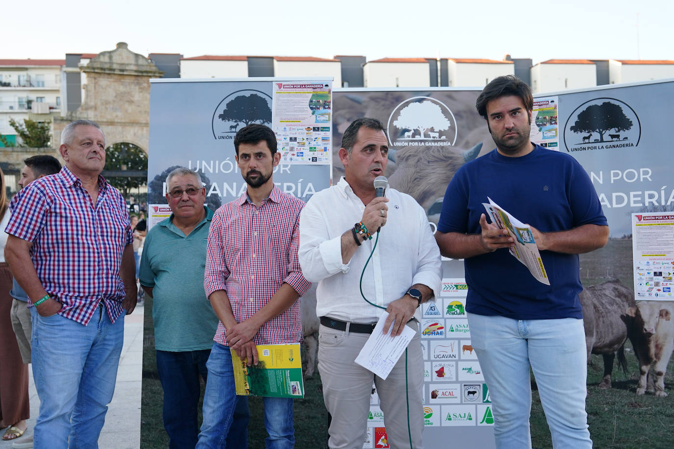 Así ha sido el reparto de hamburguesas gratuitas en defensa de la ganadería