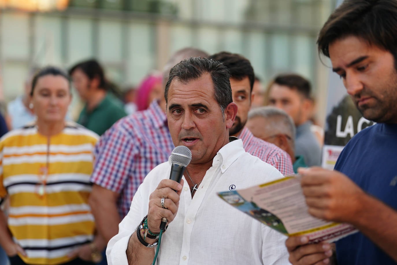 Así ha sido el reparto de hamburguesas gratuitas en defensa de la ganadería