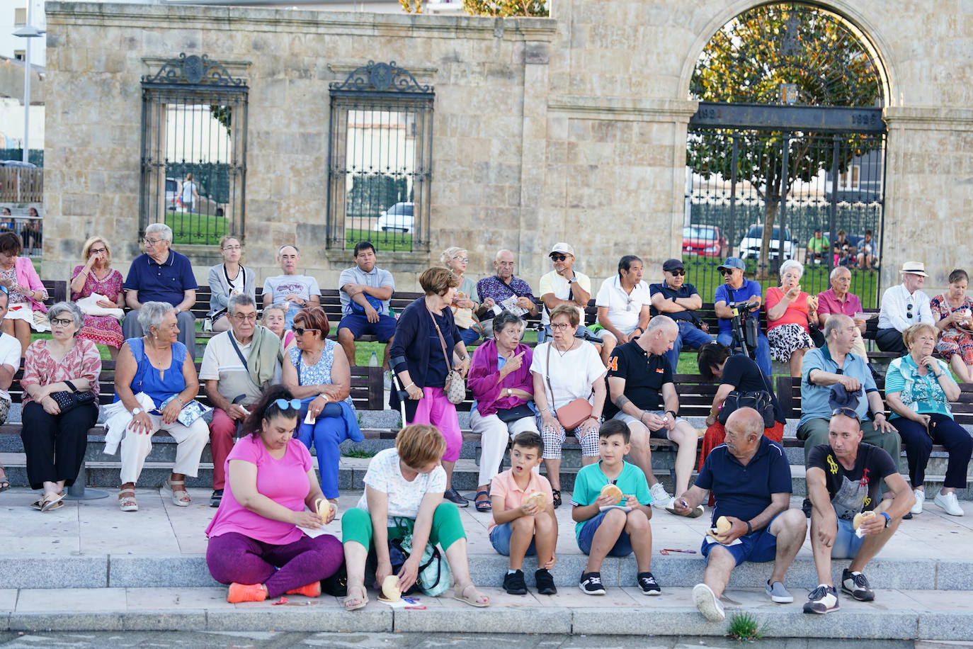 Así ha sido el reparto de hamburguesas gratuitas en defensa de la ganadería
