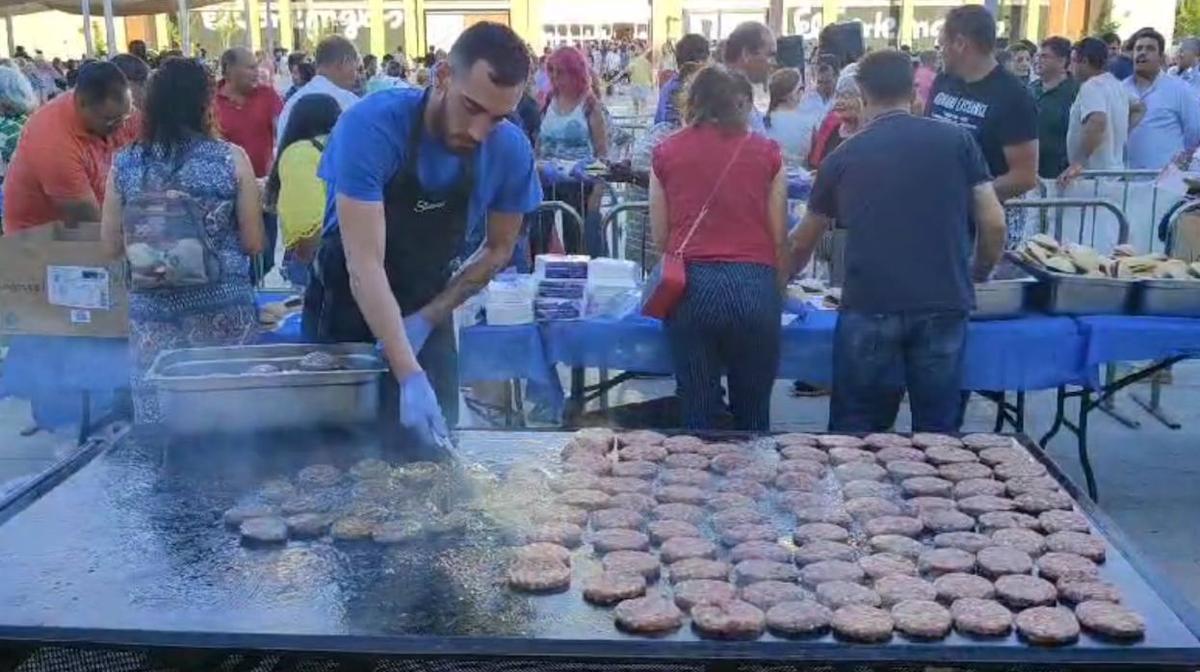 Miles de salmantinos se apuntan a comer hamburguesas gratis en defensa del sector ganadero