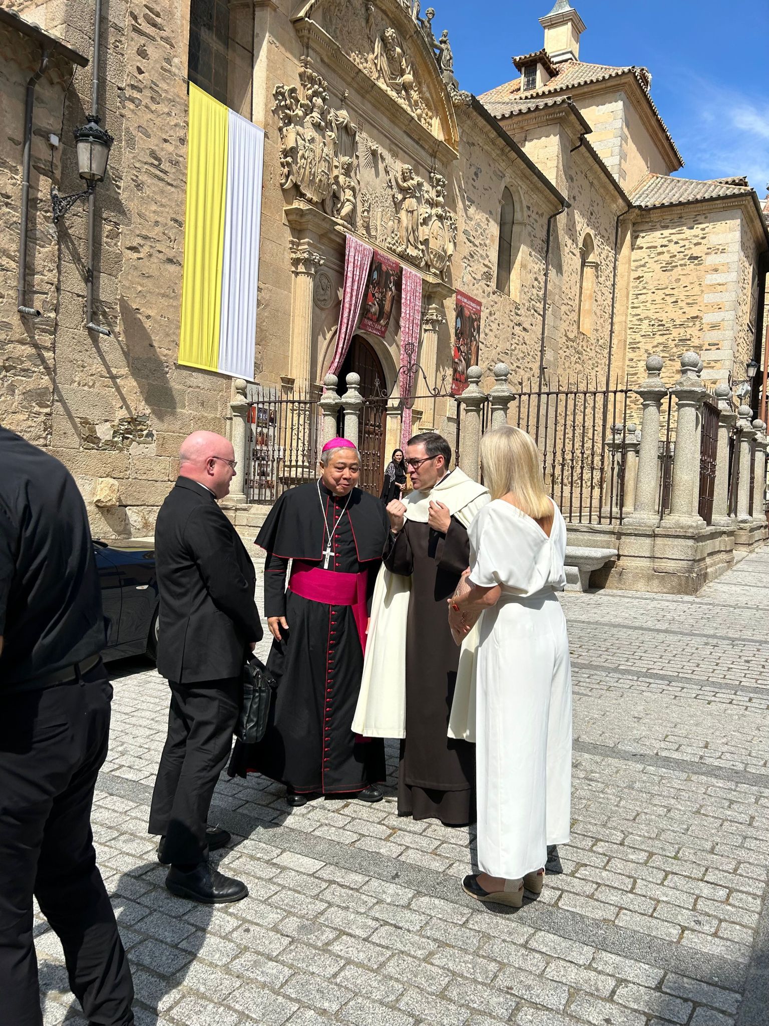 El nuncio del Papa Francisco visita Alba de Tormes y peregrina al sepulcro de Santa Teresa