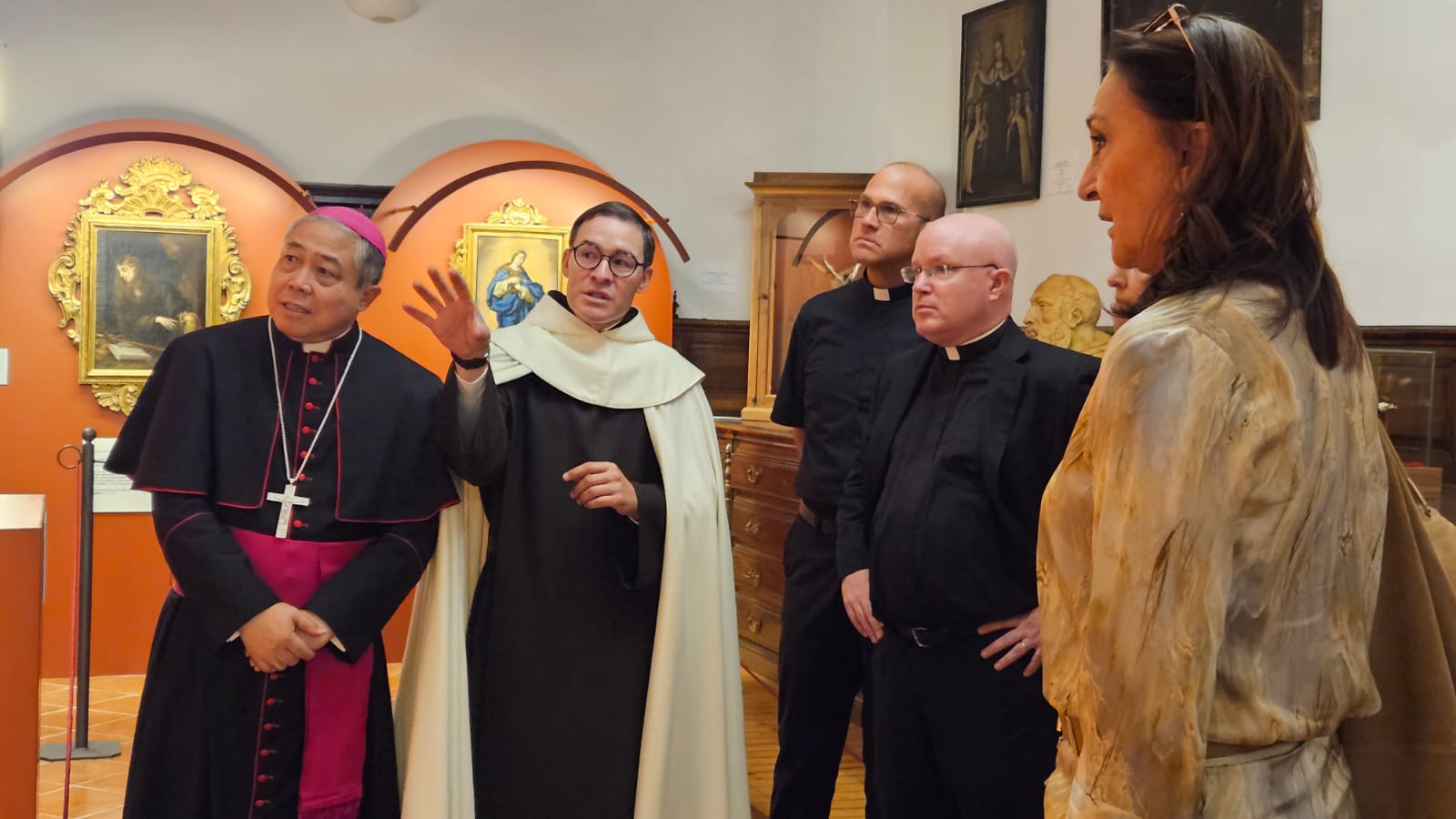 El nuncio del Papa Francisco visita Alba de Tormes y peregrina al sepulcro de Santa Teresa