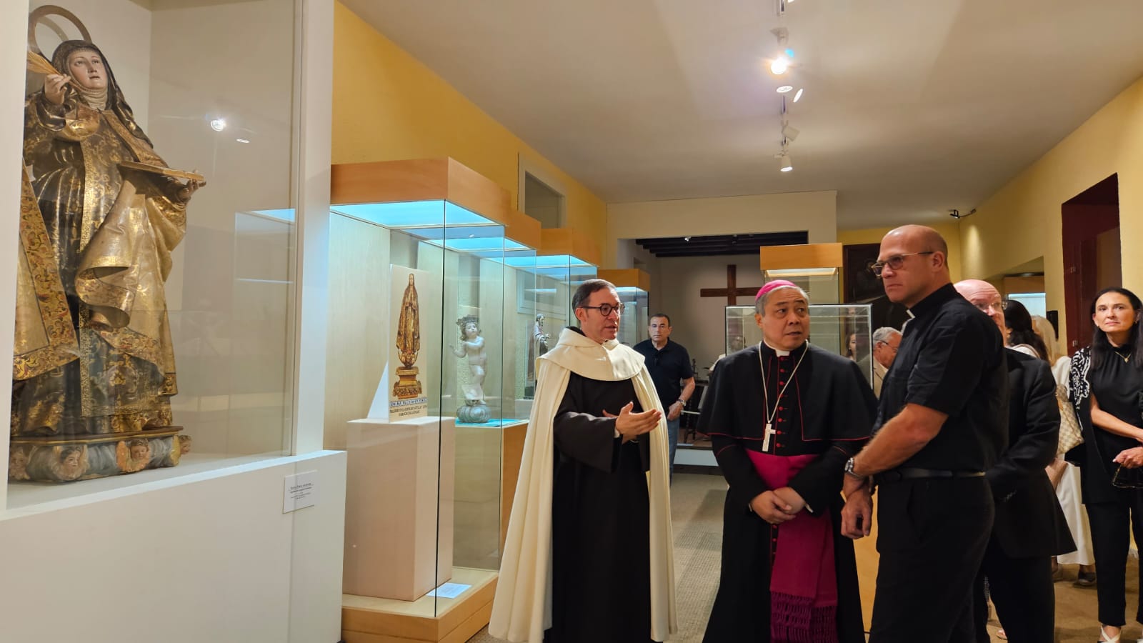 El nuncio del Papa Francisco visita Alba de Tormes y peregrina al sepulcro de Santa Teresa