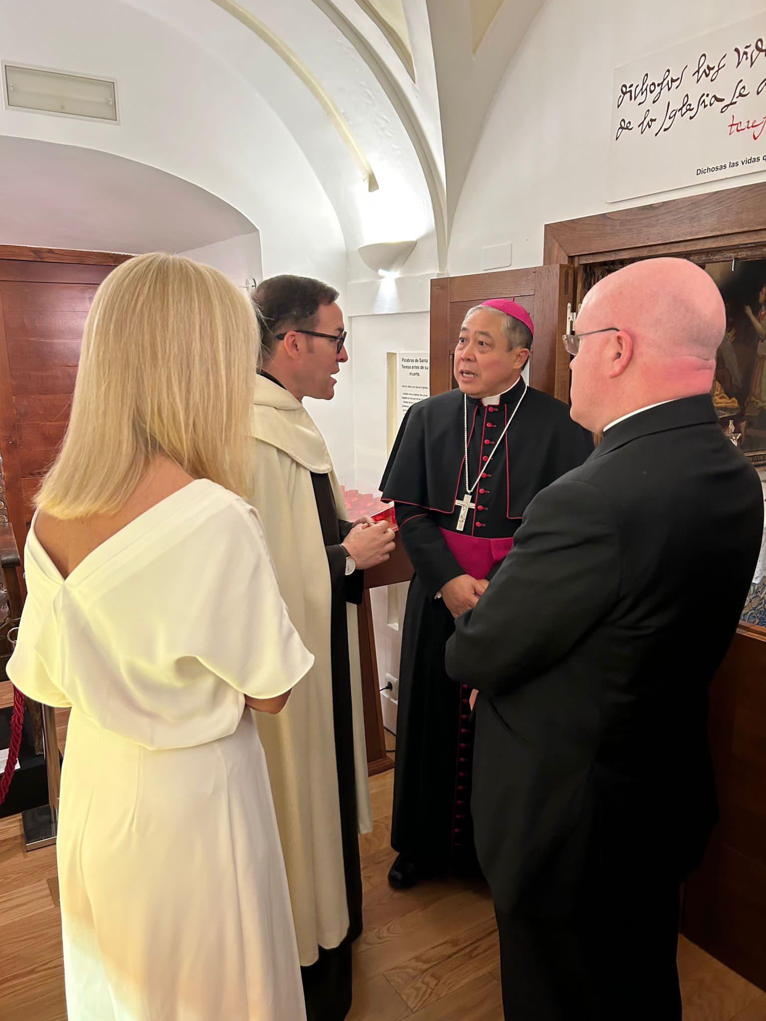 El nuncio del Papa Francisco visita Alba de Tormes y peregrina al sepulcro de Santa Teresa