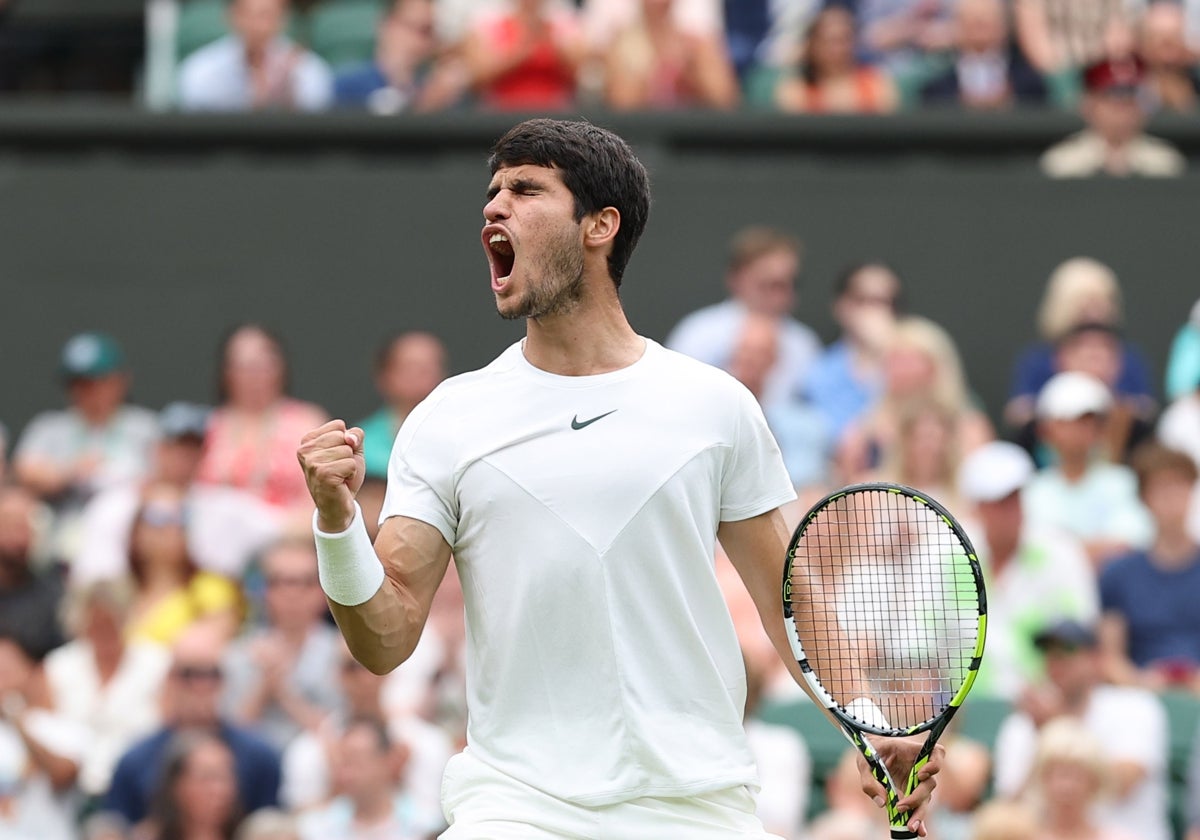 Carlos Alcaraz celebra un punto en Wimbledon