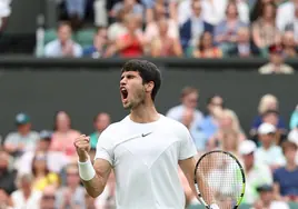 Carlos Alcaraz celebra un punto en Wimbledon