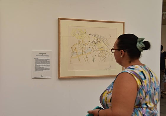 Una mujer contempla una de las obras expuestas de Dalí en Santa Marta.