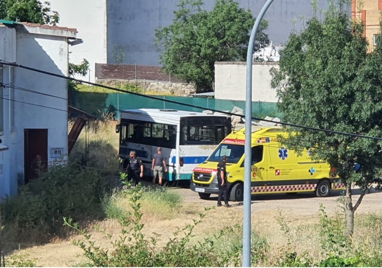 Imagen principal - Un conductor del autobús urbano de Béjar, herido al golpearle la puerta del garaje