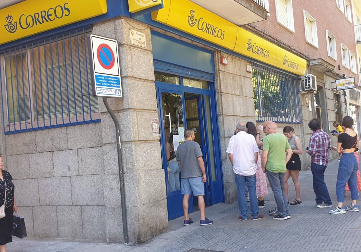 Colas en la oficina de Correos de la avenida de Portugal la semana pasada para pedir el voto por correo.