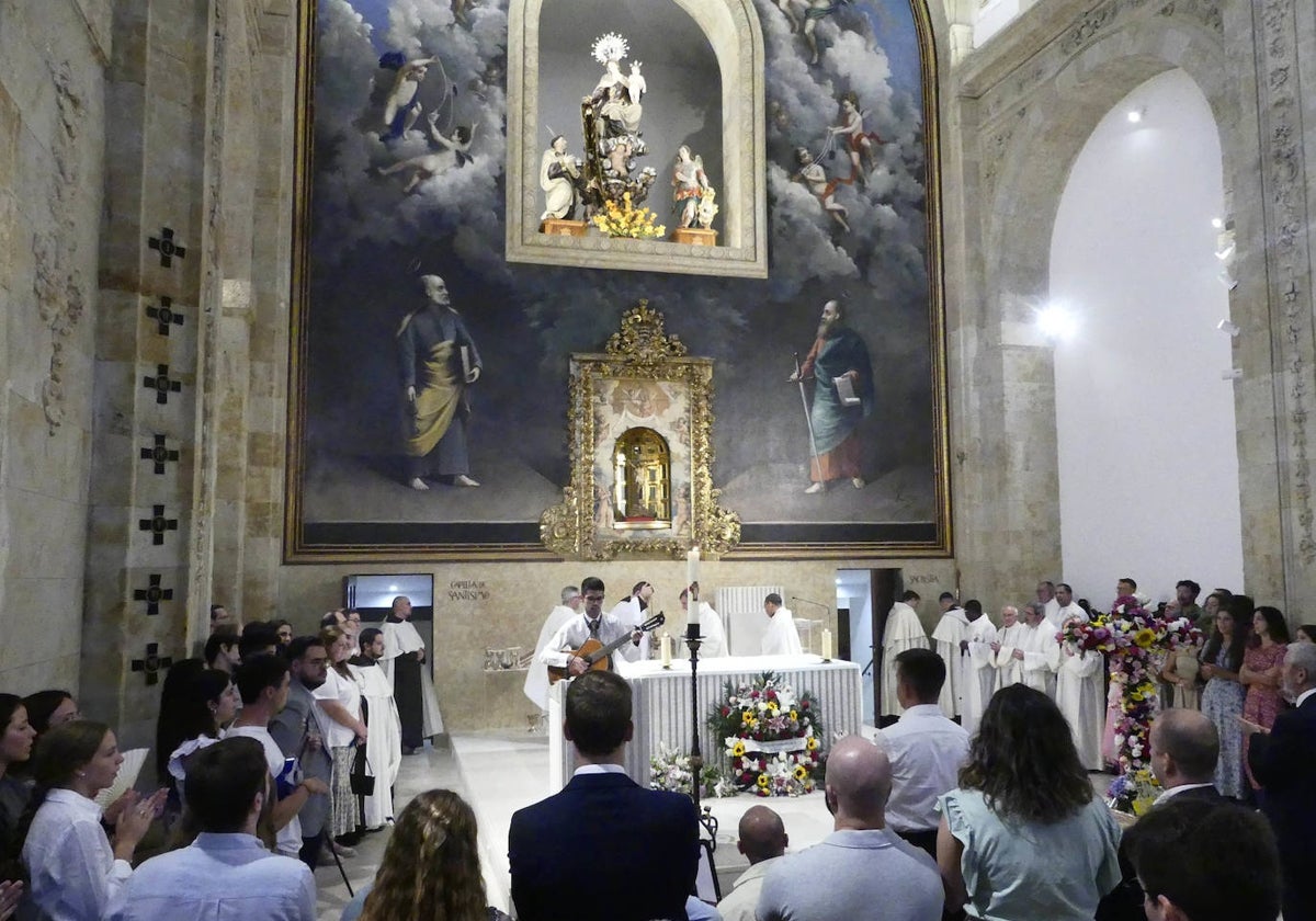 Flores, música y alegría en el funeral de Pablo María de la Cruz en la iglesia del Carmen de Abajo.