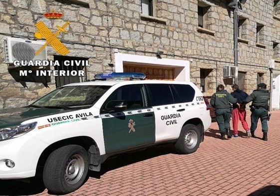 Coche de la Guardia Civil de Ávila en Cebreros