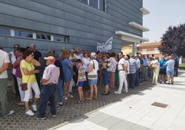 Los vecinos de Aldeaseca de la Frontera protestan a las puertas del juzgado de Peñaranda.