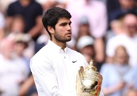 Carlos Alcaraz con el trofeo de Wimbledon.