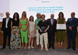 Entrega de la distinción al equipo de Enfermería de La Alamedilla.