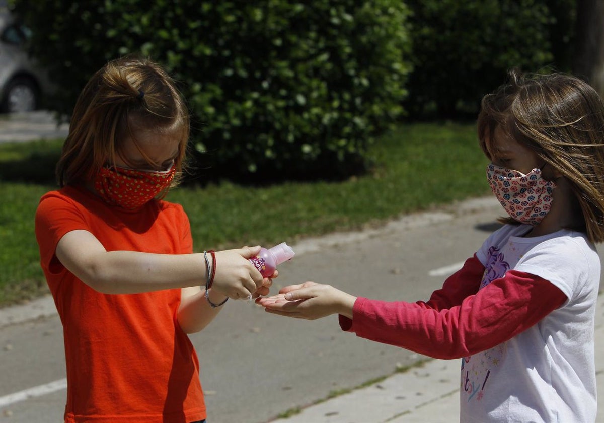 Dos niñas en la época de pandemia.