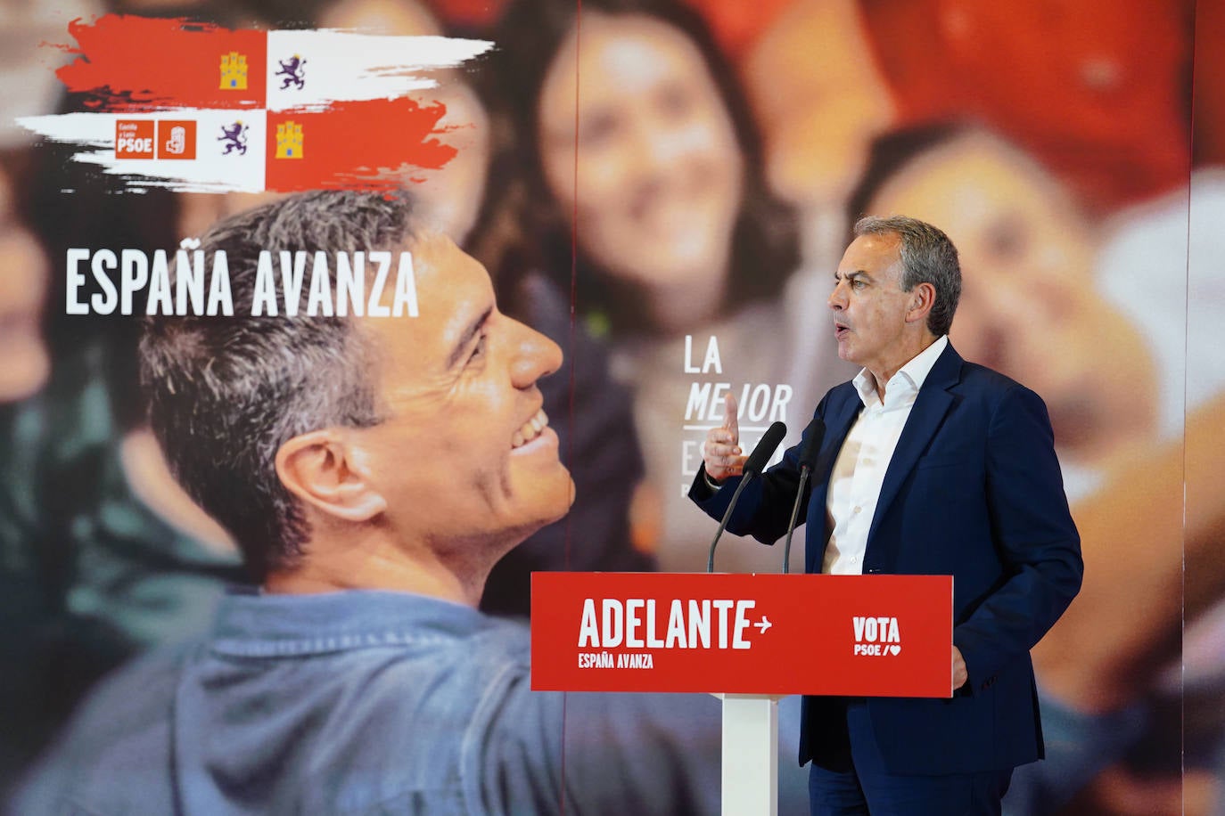 Zapatero pide en Salamanca a los votantes de centro y los de Podemos el voto para el PSOE