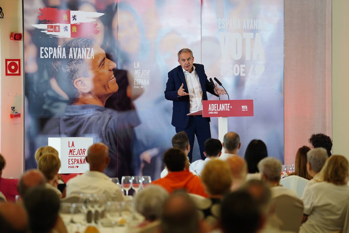 Zapatero pide en Salamanca a los votantes de centro y los de Podemos el voto para el PSOE