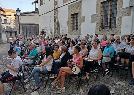 Imagen secundaria 1 - Momentos de la primera actuación del ciclo «Noches en la Torre» en Candelario.
