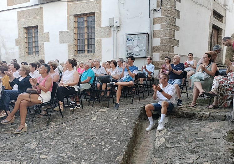 Imagen principal - Momentos de la primera actuación del ciclo «Noches en la Torre» en Candelario.